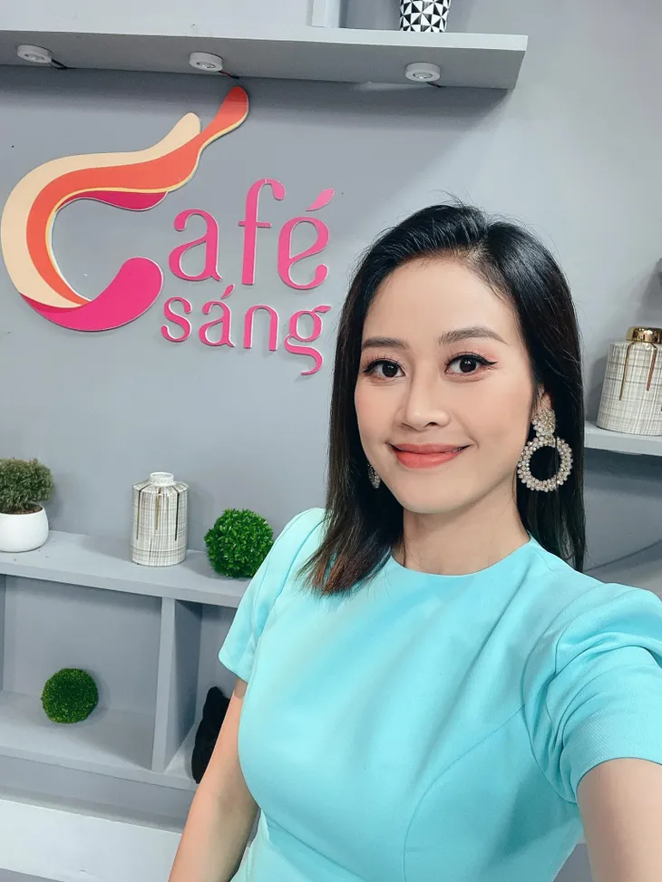 BTV, MC tuần qua: Phí Linh thèm được cắt tóc, Diệp Chi mang cả vườn hoa đến trường quay - Ảnh 1. BTV, MC tuần qua: Phí Linh thèm được cắt tóc, Diệp Chi mang cả vườn hoa đến trường quay - Ảnh 1.
