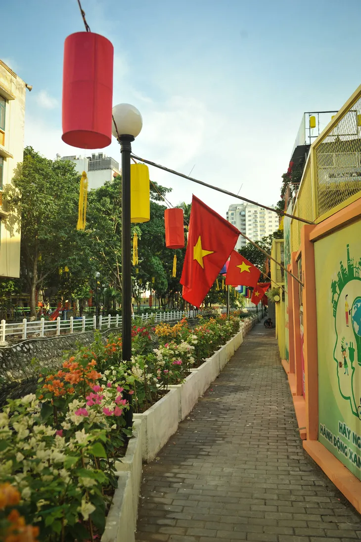 Hồ Trúc Bạch khoác áo mới với làng bích họa thu nhỏ - Ảnh 5. Hồ Trúc Bạch khoác áo mới với làng bích họa thu nhỏ - Ảnh 5.