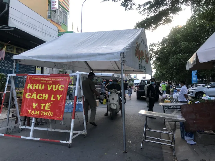 TP Hồ Chí Minh: Phong tỏa 14 block chung cư Ehome 3 với khoảng 7.600 cư dân - Ảnh 1. TP Hồ Chí Minh: Phong tỏa 14 block chung cư Ehome 3 với khoảng 7.600 cư dân - Ảnh 1.
