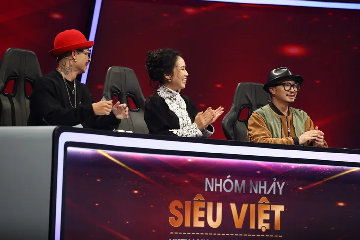 Tiết mục bạo hành gia đình của M.U.G dành điểm tuyệt đối từ bộ đôi Việt Max - Hà Lê - Ảnh 1. Tiết mục bạo hành gia đình của M.U.G dành điểm tuyệt đối từ bộ đôi Việt Max - Hà Lê - Ảnh 1.