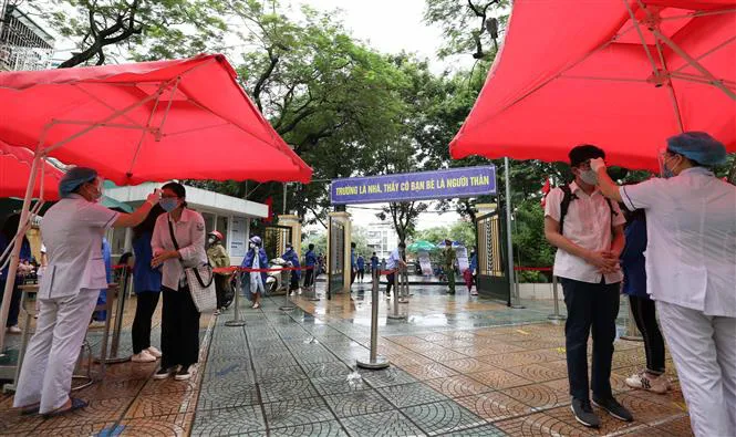 Kỳ thi vào lớp 10 chưa từng có tiền lệ tại Hà Nội: Vừa chống dịch vừa vượt bão - Ảnh 4. Kỳ thi vào lớp 10 chưa từng có tiền lệ tại Hà Nội: Vừa chống dịch vừa vượt bão - Ảnh 4.
