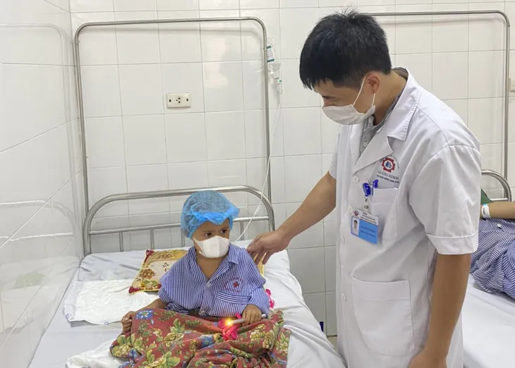 Phẫu thuật cứu bệnh nhi 4 tuổi bị mảnh vỡ xương sọ găm xuyên não - Ảnh 1. Phẫu thuật cứu bệnh nhi 4 tuổi bị mảnh vỡ xương sọ găm xuyên não - Ảnh 1.