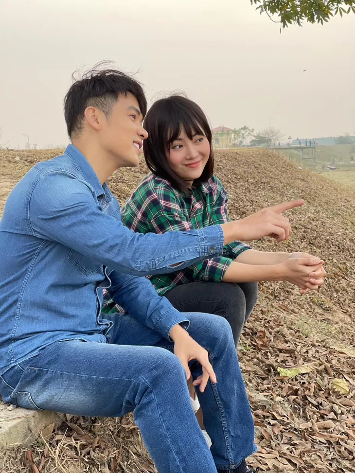 Mùa hoa tìm lại: Loạt ảnh thanh xuân của Việt, Lệ và Tuyết khi tình yêu chưa chen vào giữa - Ảnh 5. Mùa hoa tìm lại: Loạt ảnh thanh xuân của Việt, Lệ và Tuyết khi tình yêu chưa chen vào giữa - Ảnh 5.
