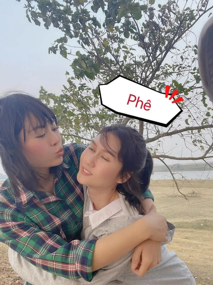 Mùa hoa tìm lại: Loạt ảnh thanh xuân của Việt, Lệ và Tuyết khi tình yêu chưa chen vào giữa - Ảnh 13. Mùa hoa tìm lại: Loạt ảnh thanh xuân của Việt, Lệ và Tuyết khi tình yêu chưa chen vào giữa - Ảnh 13.