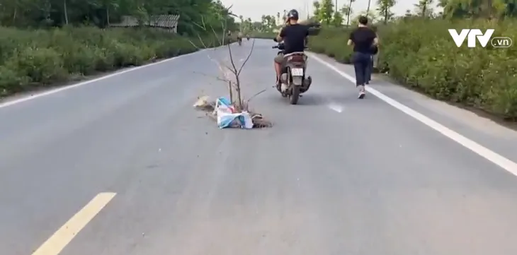 Tai nạn chết người từ những hố ga mất nắp nằm giữa đường - Ảnh 1. Tai nạn chết người từ những hố ga mất nắp nằm giữa đường - Ảnh 1.