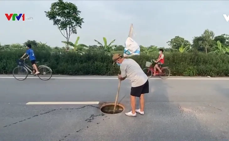Tai nạn chết người từ những hố ga mất nắp nằm giữa đường - Ảnh 2. Tai nạn chết người từ những hố ga mất nắp nằm giữa đường - Ảnh 2.