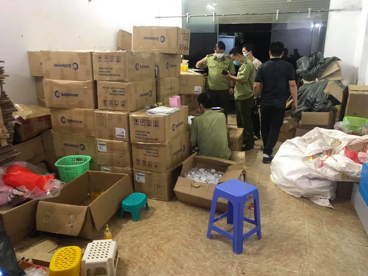 Triệt phá cơ sở sản xuất nước hoa giả bằng công nghệ xô, chậu - Ảnh 1. Triệt phá cơ sở sản xuất nước hoa giả bằng công nghệ xô, chậu - Ảnh 1.