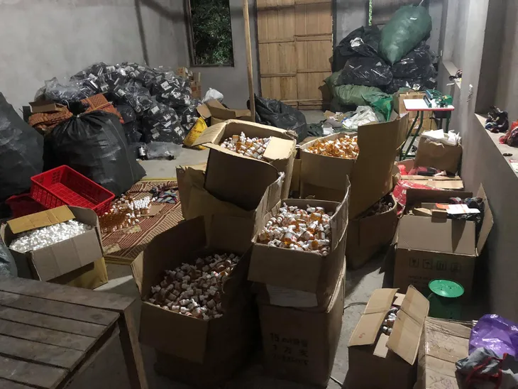 Triệt phá cơ sở sản xuất nước hoa giả bằng công nghệ xô, chậu - Ảnh 11. Triệt phá cơ sở sản xuất nước hoa giả bằng công nghệ xô, chậu - Ảnh 11.