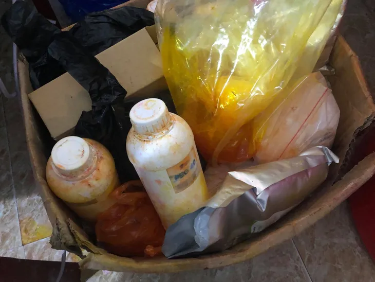 Triệt phá cơ sở sản xuất nước hoa giả bằng công nghệ xô, chậu - Ảnh 9. Triệt phá cơ sở sản xuất nước hoa giả bằng công nghệ xô, chậu - Ảnh 9.