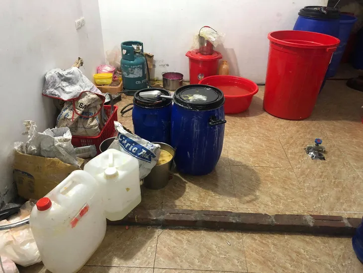 Triệt phá cơ sở sản xuất nước hoa giả bằng công nghệ xô, chậu - Ảnh 5. Triệt phá cơ sở sản xuất nước hoa giả bằng công nghệ xô, chậu - Ảnh 5.