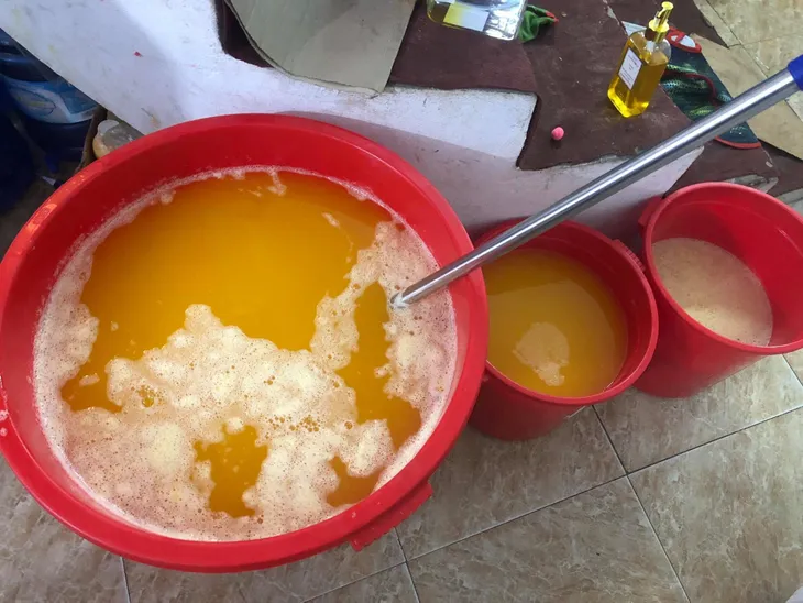 Triệt phá cơ sở sản xuất nước hoa giả bằng công nghệ xô, chậu - Ảnh 8. Triệt phá cơ sở sản xuất nước hoa giả bằng công nghệ xô, chậu - Ảnh 8.