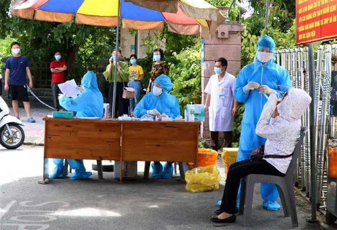 Hà Tĩnh đẩy mạnh xét nghiệm nhanh để tầm soát dịch COVID-19 - Ảnh 1. Hà Tĩnh đẩy mạnh xét nghiệm nhanh để tầm soát dịch COVID-19 - Ảnh 1.