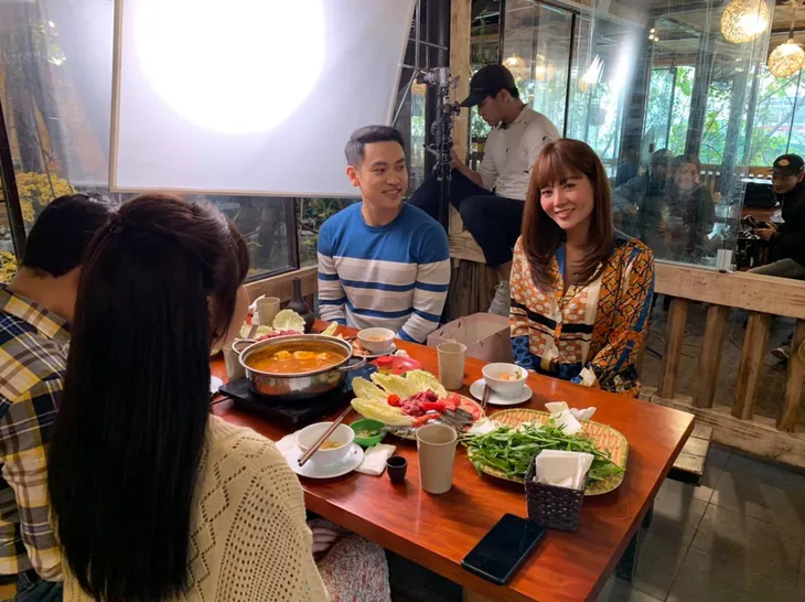 Hậu trường Mùa hoa tìm lại: Ngắm Duy Khoa đẹp trai mọi góc nhìn - Ảnh 11. Hậu trường Mùa hoa tìm lại: Ngắm Duy Khoa đẹp trai mọi góc nhìn - Ảnh 11.