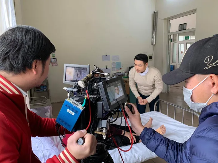 Hậu trường Mùa hoa tìm lại: Ngắm Duy Khoa đẹp trai mọi góc nhìn - Ảnh 8. Hậu trường Mùa hoa tìm lại: Ngắm Duy Khoa đẹp trai mọi góc nhìn - Ảnh 8.