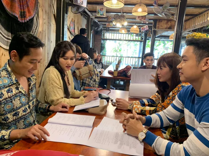 Hậu trường Mùa hoa tìm lại: Ngắm Duy Khoa đẹp trai mọi góc nhìn - Ảnh 6. Hậu trường Mùa hoa tìm lại: Ngắm Duy Khoa đẹp trai mọi góc nhìn - Ảnh 6.
