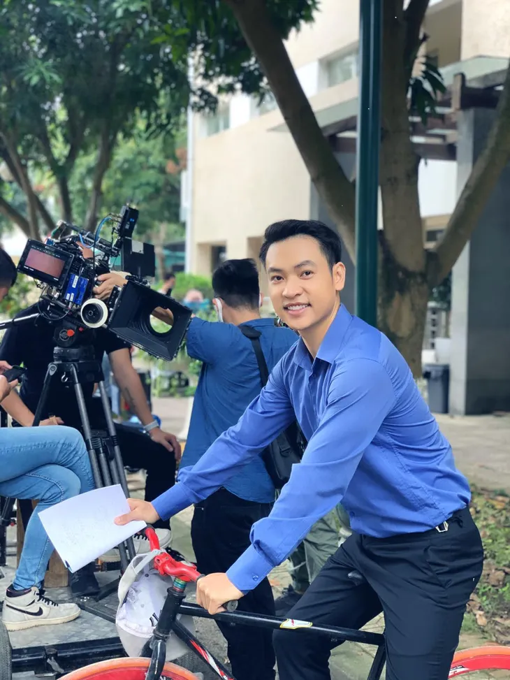 Hậu trường Mùa hoa tìm lại: Ngắm Duy Khoa đẹp trai mọi góc nhìn - Ảnh 5. Hậu trường Mùa hoa tìm lại: Ngắm Duy Khoa đẹp trai mọi góc nhìn - Ảnh 5.