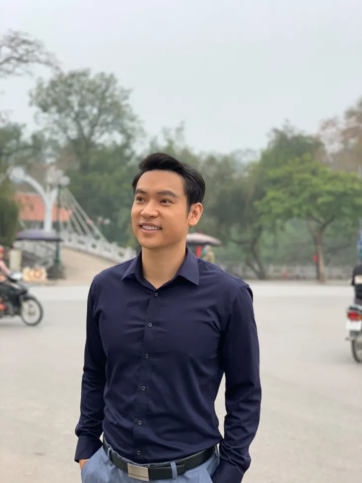 Hậu trường Mùa hoa tìm lại: Ngắm Duy Khoa đẹp trai mọi góc nhìn - Ảnh 1. Hậu trường Mùa hoa tìm lại: Ngắm Duy Khoa đẹp trai mọi góc nhìn - Ảnh 1.
