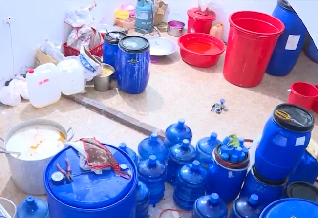 Mỹ phẩm có tem xuất xứ nước ngoài, ruột được pha chế thủ công - Ảnh 1. Mỹ phẩm có tem xuất xứ nước ngoài, ruột được pha chế thủ công - Ảnh 1.