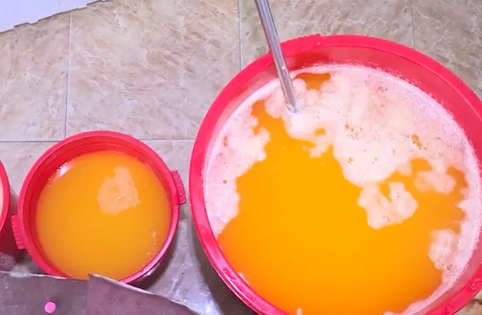 Mỹ phẩm có tem xuất xứ nước ngoài, ruột được pha chế thủ công - Ảnh 2. Mỹ phẩm có tem xuất xứ nước ngoài, ruột được pha chế thủ công - Ảnh 2.