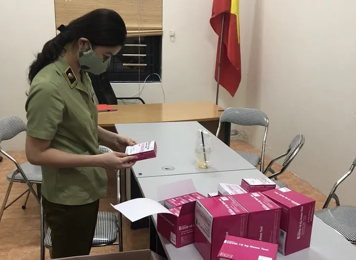 Quản lý thị trường cảnh báo người tiêu dùng khi mua bộ test COVID-19 - Ảnh 1. Quản lý thị trường cảnh báo người tiêu dùng khi mua bộ test COVID-19 - Ảnh 1.
