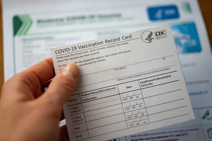FBI: Mua bán thẻ chứng nhận tiêm vaccine COVID-19 giả có thể bị phạt tù - Ảnh 1. FBI: Mua bán thẻ chứng nhận tiêm vaccine COVID-19 giả có thể bị phạt tù - Ảnh 1.