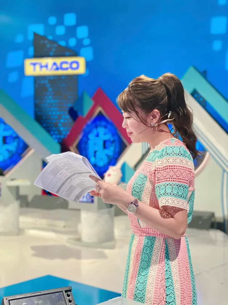BTV Diệp Chi cực xinh với phong cách thời trang bánh bèo - Ảnh 7. BTV Diệp Chi cực xinh với phong cách thời trang bánh bèo - Ảnh 7.