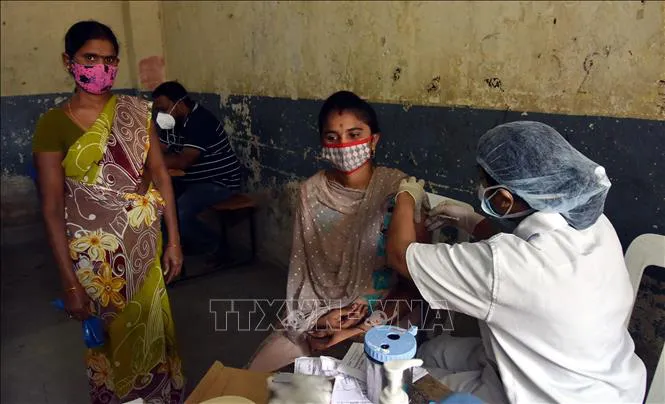 Mỹ đã tiêm 300 triệu liều vaccine, nhiều nước dừng tiêm mũi 2 do thiếu nguồn cung - Ảnh 1. Mỹ đã tiêm 300 triệu liều vaccine, nhiều nước dừng tiêm mũi 2 do thiếu nguồn cung - Ảnh 1.