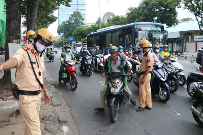 TP Hồ Chí Minh: Triển khai xử phạt người không đeo khẩu trang khi tham gia giao thông - Ảnh 1. TP Hồ Chí Minh: Triển khai xử phạt người không đeo khẩu trang khi tham gia giao thông - Ảnh 1.