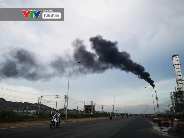 Dải khói đen dài hàng km trên bầu trời khiến người dân Vũng Tàu hoang mang - Ảnh 1. Dải khói đen dài hàng km trên bầu trời khiến người dân Vũng Tàu hoang mang - Ảnh 1.