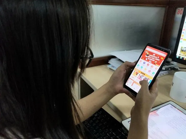 “Chợ” trực tuyến: Người dân mua sắm bình tĩnh hơn trước lệnh giãn cách - Ảnh 1. “Chợ” trực tuyến: Người dân mua sắm bình tĩnh hơn trước lệnh giãn cách - Ảnh 1.