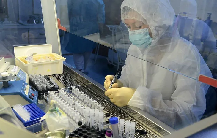 Nga đẩy nhanh tiến độ sản xuất vaccine ngừa COVID-19 - Ảnh 1. Nga đẩy nhanh tiến độ sản xuất vaccine ngừa COVID-19 - Ảnh 1.