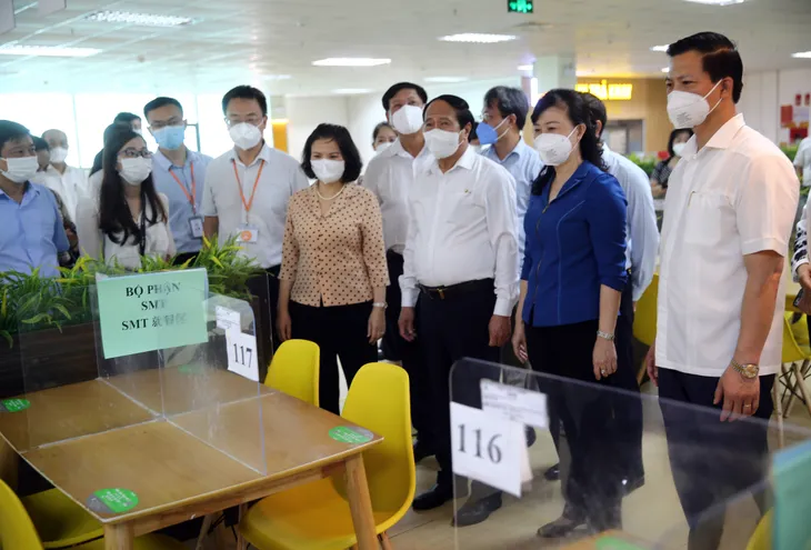 Phó Thủ tướng Lê Văn Thành kiểm tra công tác chống dịch và duy trì sản xuất tại Bắc Ninh - Ảnh 1. Phó Thủ tướng Lê Văn Thành kiểm tra công tác chống dịch và duy trì sản xuất tại Bắc Ninh - Ảnh 1.