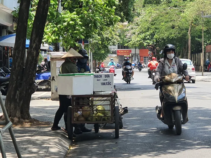 Đường phố Hà Nội vắng như Tết vì nắng nóng gay gắt 40 độ - Ảnh 10. Đường phố Hà Nội vắng như Tết vì nắng nóng gay gắt 40 độ - Ảnh 10.