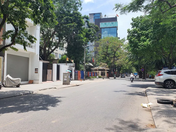 Đường phố Hà Nội vắng như Tết vì nắng nóng gay gắt 40 độ - Ảnh 11. Đường phố Hà Nội vắng như Tết vì nắng nóng gay gắt 40 độ - Ảnh 11.