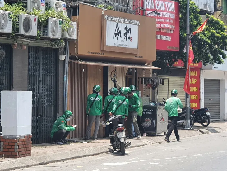 Đường phố Hà Nội vắng như Tết vì nắng nóng gay gắt 40 độ - Ảnh 3. Đường phố Hà Nội vắng như Tết vì nắng nóng gay gắt 40 độ - Ảnh 3.