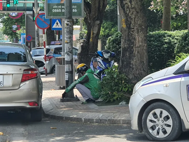 Đường phố Hà Nội vắng như Tết vì nắng nóng gay gắt 40 độ - Ảnh 8. Đường phố Hà Nội vắng như Tết vì nắng nóng gay gắt 40 độ - Ảnh 8.