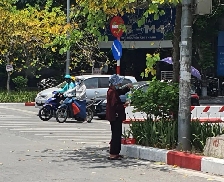Đường phố Hà Nội vắng như Tết vì nắng nóng gay gắt 40 độ - Ảnh 5. Đường phố Hà Nội vắng như Tết vì nắng nóng gay gắt 40 độ - Ảnh 5.