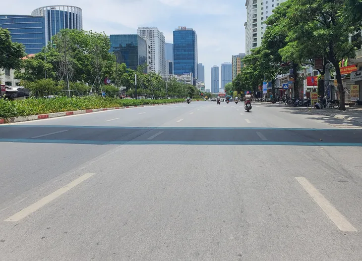 Đường phố Hà Nội vắng như Tết vì nắng nóng gay gắt 40 độ - Ảnh 1. Đường phố Hà Nội vắng như Tết vì nắng nóng gay gắt 40 độ - Ảnh 1.