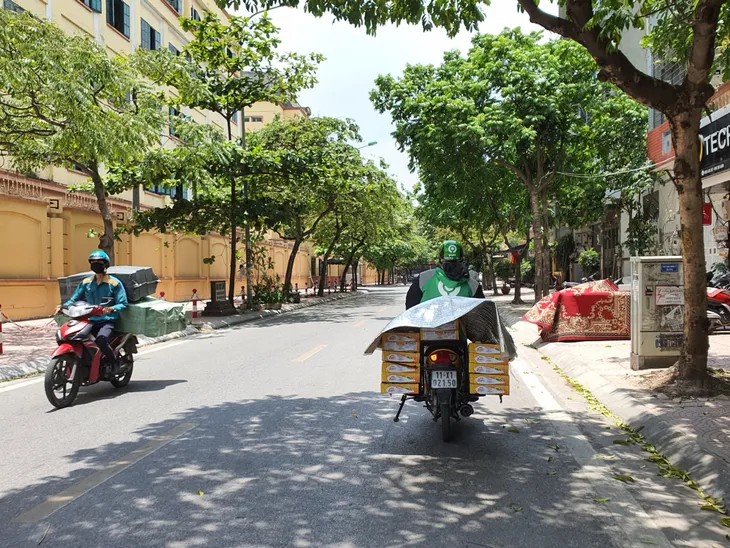 Đường phố Hà Nội vắng như Tết vì nắng nóng gay gắt 40 độ - Ảnh 4. Đường phố Hà Nội vắng như Tết vì nắng nóng gay gắt 40 độ - Ảnh 4.