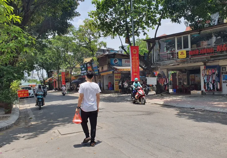 Đường phố Hà Nội vắng như Tết vì nắng nóng gay gắt 40 độ - Ảnh 7. Đường phố Hà Nội vắng như Tết vì nắng nóng gay gắt 40 độ - Ảnh 7.