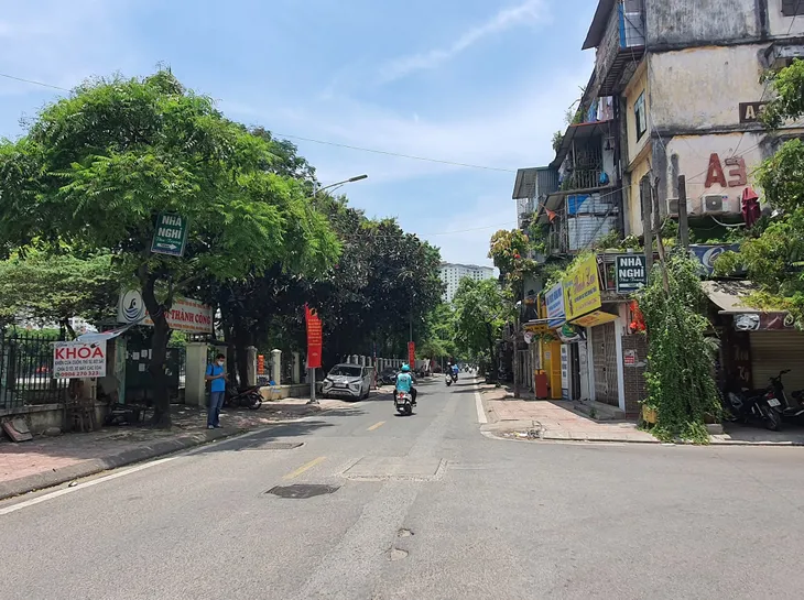 Đường phố Hà Nội vắng như Tết vì nắng nóng gay gắt 40 độ - Ảnh 2. Đường phố Hà Nội vắng như Tết vì nắng nóng gay gắt 40 độ - Ảnh 2.