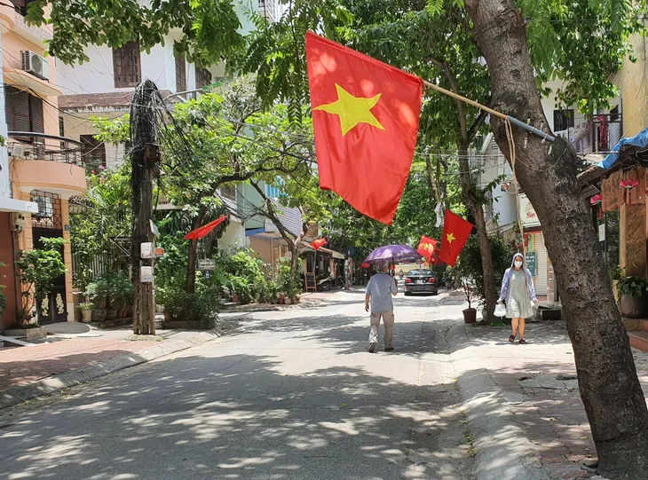 Đường phố Hà Nội vắng như Tết vì nắng nóng gay gắt 40 độ - Ảnh 6. Đường phố Hà Nội vắng như Tết vì nắng nóng gay gắt 40 độ - Ảnh 6.
