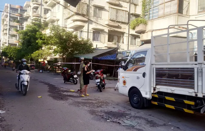 TP Hồ Chí Minh: Ngày đầu đóng cửa chợ tự phát, lượng người mua vẫn đông - Ảnh 2. TP Hồ Chí Minh: Ngày đầu đóng cửa chợ tự phát, lượng người mua vẫn đông - Ảnh 2.