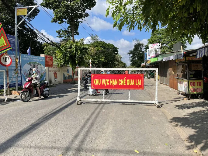 TP Hồ Chí Minh: Ngày đầu đóng cửa chợ tự phát, lượng người mua vẫn đông - Ảnh 3. TP Hồ Chí Minh: Ngày đầu đóng cửa chợ tự phát, lượng người mua vẫn đông - Ảnh 3.
