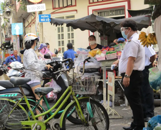 TP Hồ Chí Minh: Ngày đầu đóng cửa chợ tự phát, lượng người mua vẫn đông - Ảnh 1. TP Hồ Chí Minh: Ngày đầu đóng cửa chợ tự phát, lượng người mua vẫn đông - Ảnh 1.