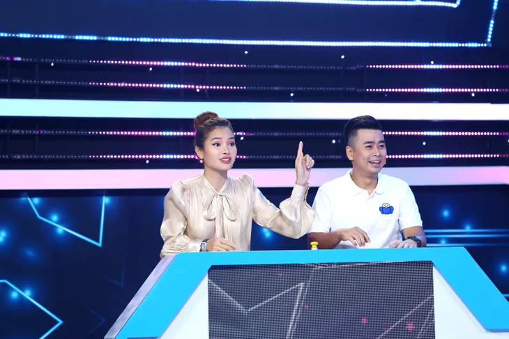 Phương Trinh Jolie và diễn viên hài Lê Trang catwalk ấn tượng trong Sàn đấu ngôi sao - Ảnh 1. Phương Trinh Jolie và diễn viên hài Lê Trang catwalk ấn tượng trong Sàn đấu ngôi sao - Ảnh 1.