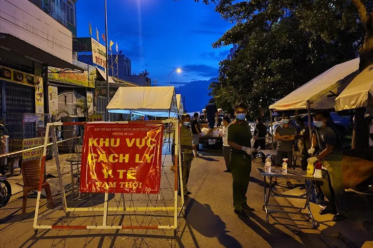 Ngày đầu phong tỏa tại một số khu vực quận Bình Tân và huyện Hóc Môn - Ảnh 1. Ngày đầu phong tỏa tại một số khu vực quận Bình Tân và huyện Hóc Môn - Ảnh 1.