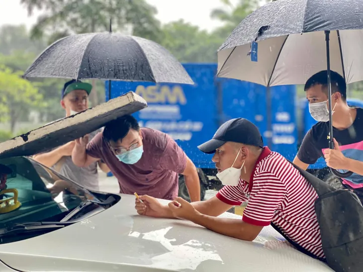 Ê-kíp đoàn phim VFC vật lộn tác nghiệp giữa trời nắng nóng cực độ - Ảnh 2. Ê-kíp đoàn phim VFC vật lộn tác nghiệp giữa trời nắng nóng cực độ - Ảnh 2.