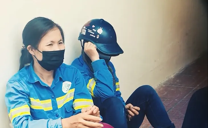 Nhọc nhằn hành trình đòi quyền lợi chính đáng của gần 300 công vệ sinh môi trường - Ảnh 1. Nhọc nhằn hành trình đòi quyền lợi chính đáng của gần 300 công vệ sinh môi trường - Ảnh 1.