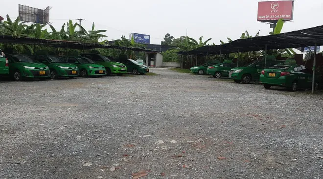 Doanh nghiệp gặp khó, dân văn phòng chạy xe ôm, tài xế taxi về quê vì ế - Ảnh 1. Doanh nghiệp gặp khó, dân văn phòng chạy xe ôm, tài xế taxi về quê vì ế - Ảnh 1.